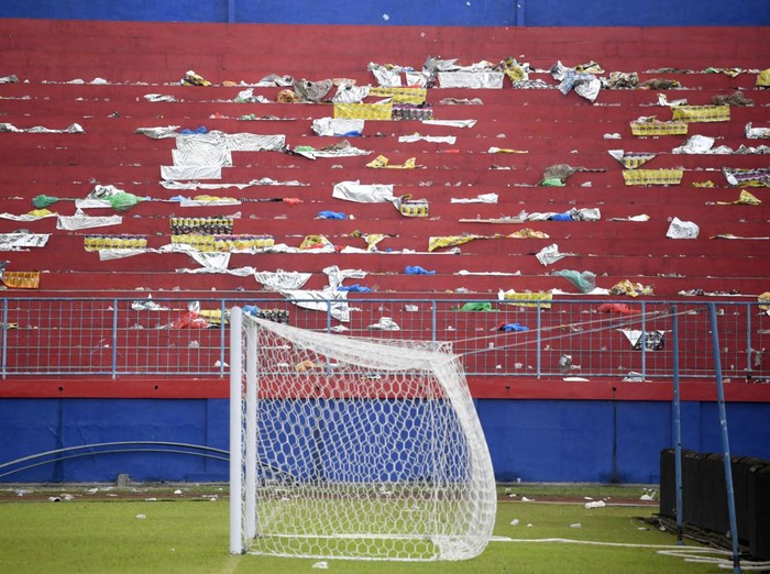 Kondisi lapangan Stadion Kanjuruhan usai kerusuhan terjadi di stadion itu, Malang, Jawa Timur, Minggu (2/10/2022). Sedikitnya 129 orang dilaporkan meninggal dunia dan 13 mobil rusak akibat kerusuhan tersebut. ANTARA FOTO/Zabur Karuru/foc.