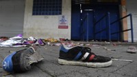 Sepasang sepatu yang terinjak-injak tampak di tribun Stadion Kanjuruhan, Malang, Minggu (2/10/2022). Foto: ANTARA FOTO/ZABUR_KARURU