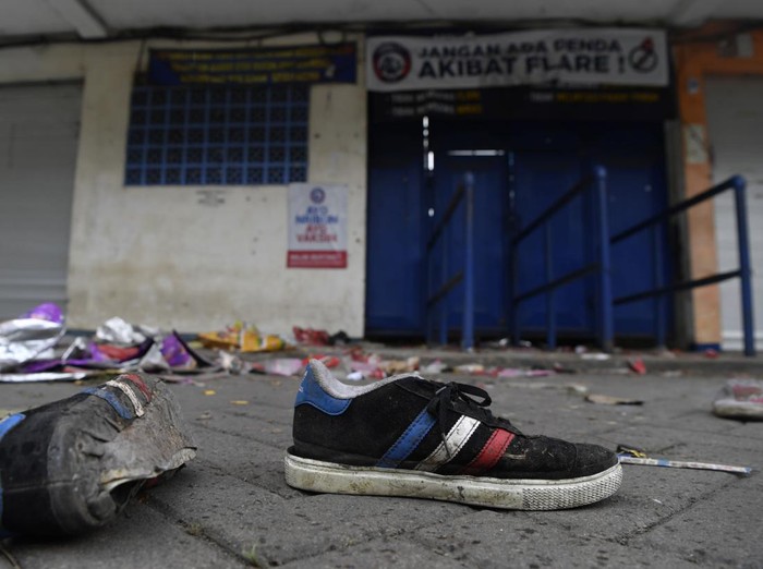 Kondisi lapangan Stadion Kanjuruhan usai kerusuhan terjadi di stadion itu, Malang, Jawa Timur, Minggu (2/10/2022). Sedikitnya 129 orang dilaporkan meninggal dunia dan 13 mobil rusak akibat kerusuhan tersebut. ANTARA FOTO/Zabur Karuru/foc.