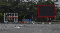 Kondisi lapangan Stadion Kanjuruhan usai kerusuhan terjadi di stadion itu, Malang, Jawa Timur, Minggu (2/10/2022). Sedikitnya 129 orang dilaporkan meninggal dunia dan 13 mobil rusak akibat kerusuhan tersebut. Foto: ANTARA FOTO/ZABUR_KARURU