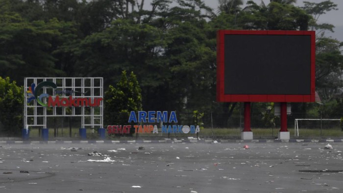 Kondisi lapangan Stadion Kanjuruhan usai kerusuhan terjadi di stadion itu, Malang, Jawa Timur, Minggu (2/10/2022). Sedikitnya 129 orang dilaporkan meninggal dunia dan 13 mobil rusak akibat kerusuhan tersebut. ANTARA FOTO/Zabur Karuru/foc.