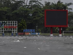 Kondisi lapangan Stadion Kanjuruhan usai kerusuhan terjadi di stadion itu, Malang, Jawa Timur, Minggu (2/10/2022). Sedikitnya 129 orang dilaporkan meninggal dunia dan 13 mobil rusak akibat kerusuhan tersebut. Foto: ANTARA FOTO/ZABUR_KARURU