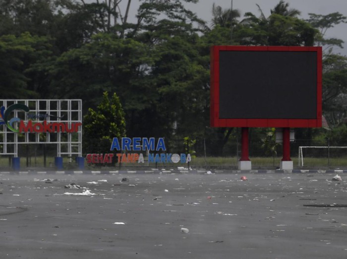 Kondisi lapangan Stadion Kanjuruhan usai kerusuhan terjadi di stadion itu, Malang, Jawa Timur, Minggu (2/10/2022). Sedikitnya 129 orang dilaporkan meninggal dunia dan 13 mobil rusak akibat kerusuhan tersebut. ANTARA FOTO/Zabur Karuru/foc.
