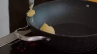 Dapurnya dilengkapi dengan berbagai alat masak yang canggih. Untuk wajan, ia memakai wajan anti lengket dan kompor listrik. Foto: YouTube Anissa Aziza