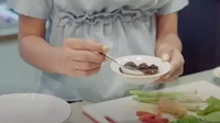 Saat sedang memotong bahan masakan, banyak yang salah fokus dengan talenan yang dipakai Anissa Azizah. Talenannya besar sehingga bisa dipakai banyak bahan. Foto: YouTube Anissa Aziza