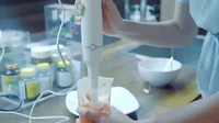 Untuk menghaluskan bumbu, Anissa Azizah biasa menggunakan hand blender seperti ini. Menurutnya alat ini bisa menghemat waktu lebih singkat. Foto: YouTube Anissa Aziza