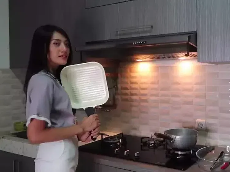Potret Dapur Anissa Aziza Lengkap dengan Alat Masak Canggih