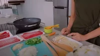 Melalui channel YouTubenya, istri Raditya Dika ini pernah membagikan potret dapur di rumahnya. Dalam videonya ia juga memperlihatkan kemampuannya memasak. Foto: YouTube Anissa Aziza