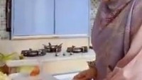 Larissa Chou lebih senang menggunakan peralatan masak yang berbahan kayu. Salah satunya seperti talenan yang digunakan untuk memotong bahan makanan. Foto: Instagram/larissachou
