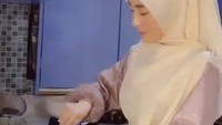 Rumah Larissa Chou memiliki dua bagian dapur yang sering digunakan. Selain dengan kitchen set kayu, ada juga dapur yang serba biru pastel. Foto: Instagram/larissachou
