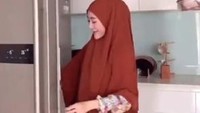 Di dapurnya tersedia kulkas dua pintu yang muat untuk menampung banyak bahan makanan. Untuk mempermudah memasak, Larissa Chou seringkali menyimpan makanan beku. Foto: Instagram/larissachou