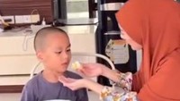Dapurnya juga langsung terhubung dengan ruang makan. Setelah masakannya matang, Larissa Chou langsung menyuapi Yusuf di ruang makan. Foto: Instagram/larissachou