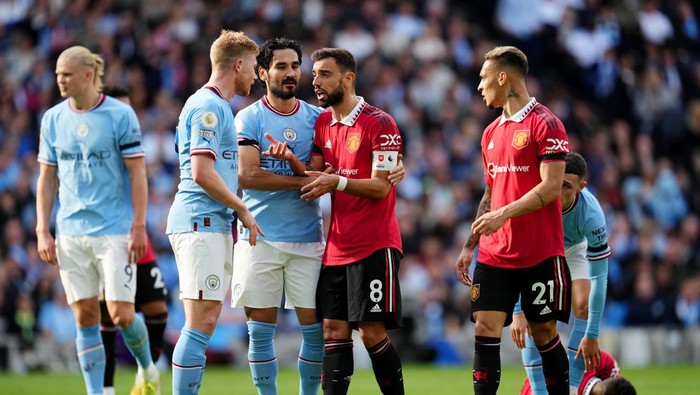 MANCHESTER, ENGLAND - OCTOBER 02: Bruno Fernandes of Manchester United clashes with Ilkay Gundogan and Kevin De Bruyne of Manchester City during the Premier League match between Manchester City and Manchester United at Etihad Stadium on October 02, 2022 in Manchester, England. (Photo by Matt McNulty - Manchester City/Manchester City FC via Getty Images)