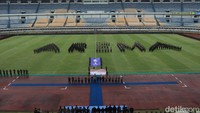 Formasi bertuliskan Arema juga ditampilkan di Stadion GBLA sebagai simbol solidaritas atas tragedi yang terjadi (Foto: Bima Bagaskara/detikJabar).
