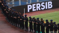 Suasana duka begitu terasa saat para petugas menggelar doa bersama untuk para korban tragedi Kanjuruhan (Foto: Bima Bagaskara/detikJabar).