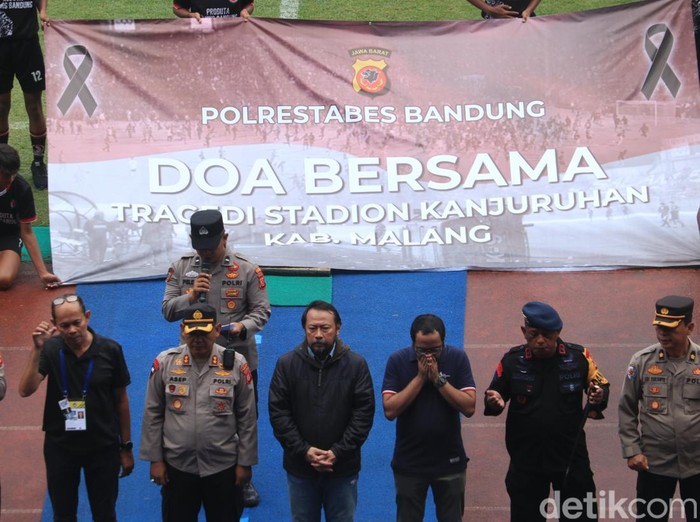 Doa bersama di Stadion GBLA untuk korban tragedi Kanjuruhan.