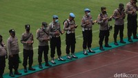 Para petugas keamanan nampak begitu khidmat mengikuti doa bersama untuk para korban tragedi Kanjuruhan (Foto: Bima Bagaskara/detikJabar).