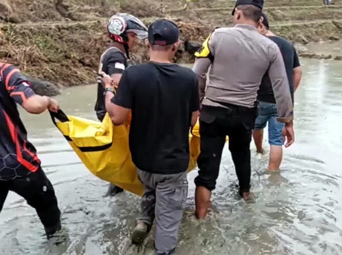 Dua warga Kampung Ciputat Desa Cikangkung Kecamatan Ciracap, Kabupaten Sukabumi terpeleset saat akan melintasi jembatan. Satu orang tewas.