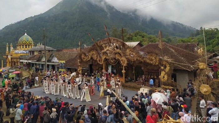 Kirab budaya dalam rangkaian Festival Lima Gunung (FLG) XXI di Dusun Mantran Wetan, Desa Girirejo, Kecamatan Ngablak, Kabupaten Magelang.