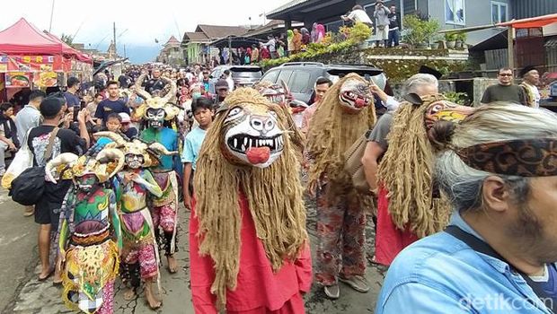 Kirab budaya dalam rangkaian Festival Lima Gunung (FLG) XXI di Dusun Mantran Wetan, Desa Girirejo, Kecamatan Ngablak, Kabupaten Magelang.