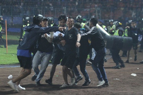 Suporter Arema FC memasuki lapangan setelah tim yang didukungnya kalah dari Persebaya dalam pertandingan sepak bola BRI Liga 1 di Stadion Kanjuruhan, Malang, Sabtu (1/10/2022). ANTARA FOTO/Ari Bowo Sucipto/tom.