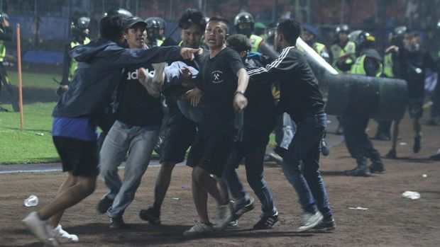 Suporter Arema FC memasuki lapangan setelah tim yang didukungnya kalah dari Persebaya dalam pertandingan sepak bola BRI Liga 1 di Stadion Kanjuruhan, Malang, Sabtu (1/10/2022). ANTARA FOTO/Ari Bowo Sucipto/tom.