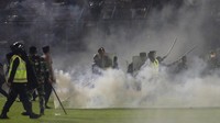 Laga antara Arema FC kontra Persebaya yang digelar pada 1 Oktober 2022 mulai pukul 20.00 WIB itu berakhir dengan kericuhan. AP/Yudha Prabowo.