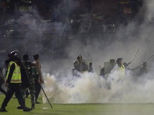 Kesaksian Nyesek Aremania Hindari Gas Air Mata Tapi Pintu Stadion Terkunci
