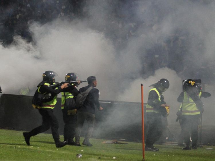 Potret Kerusuhan Suporter Arema di Stadion Kanjuruhan, 127 Orang Tewas