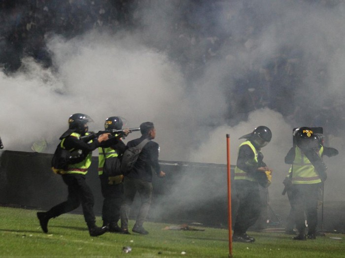 Suporter Arema FC memasuki lapangan setelah tim yang didukungnya kalah dari Persebaya dalam pertandingan sepak bola BRI Liga 1 di Stadion Kanjuruhan, Malang, Sabtu (1/10/2022). ANTARA FOTO/Ari Bowo Sucipto/tom.