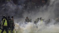 Viral Suporter Mohon Jangan Ditembaki Gas Air Mata Malah Dibentak Polisi