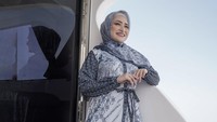 Mantan istri Komedian Sule ini terlihat berada dalam beberapa proyek bersama Frans Faisal. Mulai dari membuat konten, diundang ke stasiun televisi hingga menjadi model bareng menggunakan busana koleksi Mandjha Hijab Ivan Gunawan.   