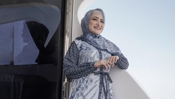 Gaya Nathalie Holscher-Frans Faisal Pakai Koleksi Mandha Hijab Igun Kedekatan NathalieHolscher dan Frans Faisal belakangan ini banyak mencuri perhatian. Keduanya kini kerap memperlihatkan kebersamaan.