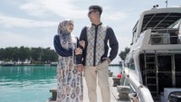 Keduanya mengenakan baju dengan warna senada bak couple. Keduanya kompak mengenakan pakaian senada warna biru.  