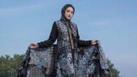 Nathalie Holscher menggunakan busana Mandjha yang bertema “Beauty Of Paradise Series”. Tema busana ini hadir dengan varian desain busana dan scarf yang khusus dibuat untuk Wanita Mandjha tampil lebih elegan dan percaya diri di setiap kesempatan.  