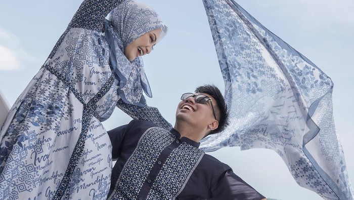 Gaya Nathalie Holscher-Frans Faisal Pakai Koleksi Mandha Hijab Igun Kedekatan NathalieHolscher dan Frans Faisal belakangan ini banyak mencuri perhatian. Keduanya kini kerap memperlihatkan kebersamaan.