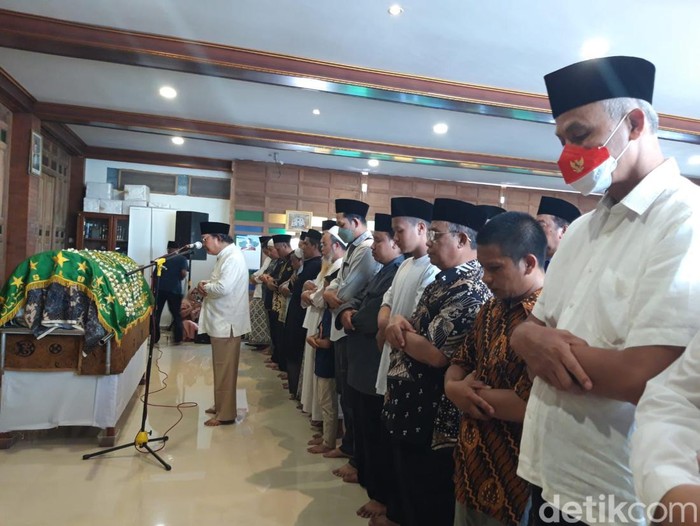 Gubernur Jateng Ganjar Pranowo menyalatkan jenazah KH. M. Dian Nafi, Minggu (2/10/2022) siang.