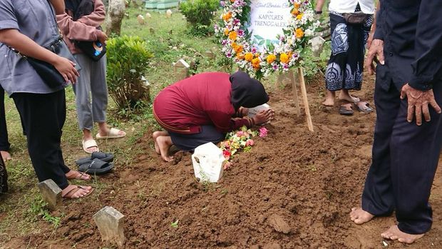 istri Briptu Fajar Yoyok Pujiono, anggota Polsek Dongko, Trenggalek bersimpuh
