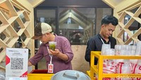 Aksi mukbangnya sukses menarik perhatian pengunjung di sana. Saat mukbang pun, Nagita Slavina sampai dikelilingi oleh crowd control di sana. Foto: detikcom