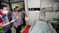 Sigit memantau satu persatu kondisi para korban yang terbaring di tempat tidur dan dipasangi oksigen. Sigit juga terlihat mendengarkan penjelasan yang diberikan pihak rumah sakit. (dok. Polri)
