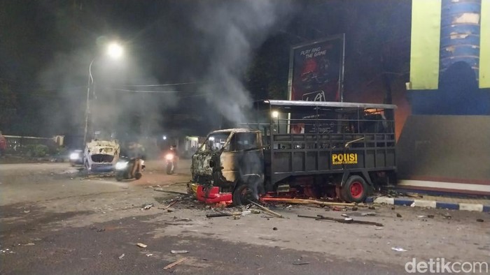 Kendaraan polisi dirusak dan dibakar massa suporter Arema FC di Stadion Kanjuruhan Malang
