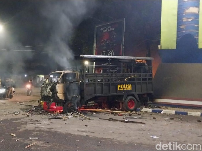 Kendaraan polisi dirusak dan dibakar massa suporter Arema FC di Stadion Kanjuruhan Malang