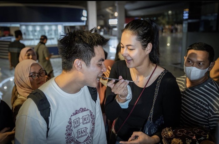 Keseruan Paula Verhoeven, Istri Baim Wong Saat Nongkrong di Kafe