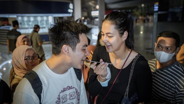 Keseruan Paula Verhoeven, Istri Baim Wong Saat Nongkrong di Kafe