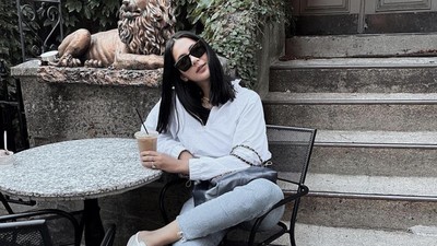 Keseruan Paula Verhoeven, Istri Baim Wong Saat Nongkrong di Kafe