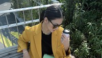 Istri Baim Wong Itu memang hobi minum kopi. Kali ini Paula sedang menikmati satu cup kopi panasnya. Foto: Instagram @paula_verhoeven