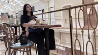 Meskipun sudah menjadi seorang Ibu anak 2, model cantik ini pun tetap hobi ke kafe. Seperti ini ketika Paula menggendong anaknya sambil menikmati kopi dan kue.  Foto: Instagram @paula_verhoeven