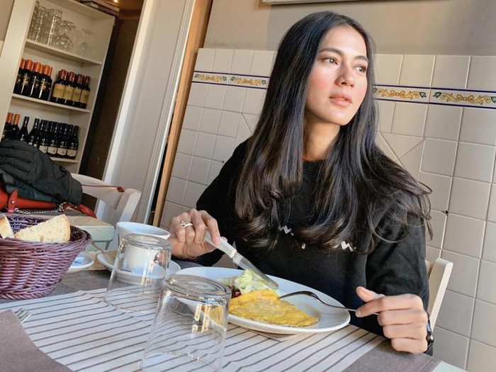 Keseruan Paula Verhoeven, Istri Baim Wong Saat Nongkrong di Kafe