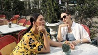 Bersama teman artisnya Luna Maya, wanita 35 tahun ini menikmati udara segar di salah satu kafe hits di Jakarta. Foto: Instagram @paula_verhoeven