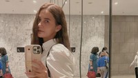 Setiap pergi ke mall, tampaknya Paula tak akan lupa untuk mampir ke kafe dan membeli es kopi favoritnya. Foto: Instagram @paula_verhoeven